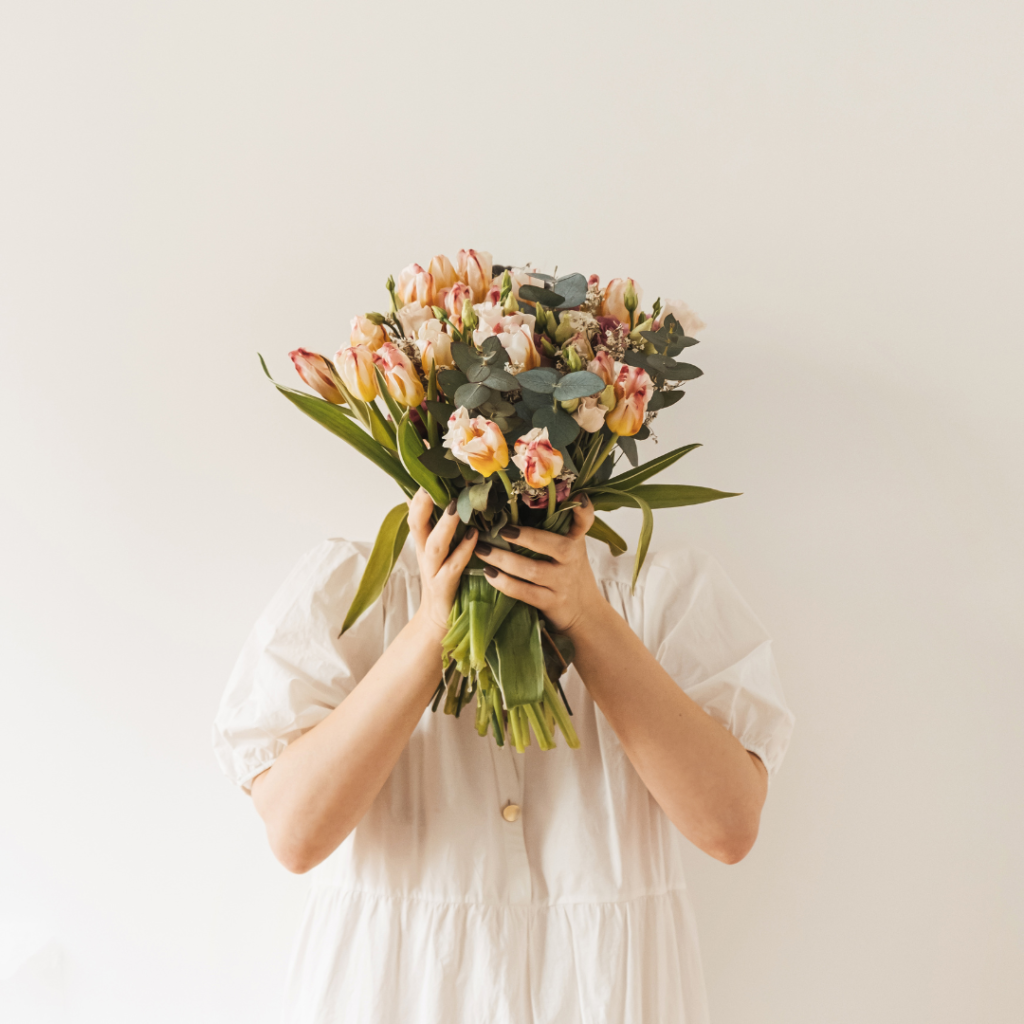 Fêtes des mères et marketing digital, bouquet de fleurs, jeune femme